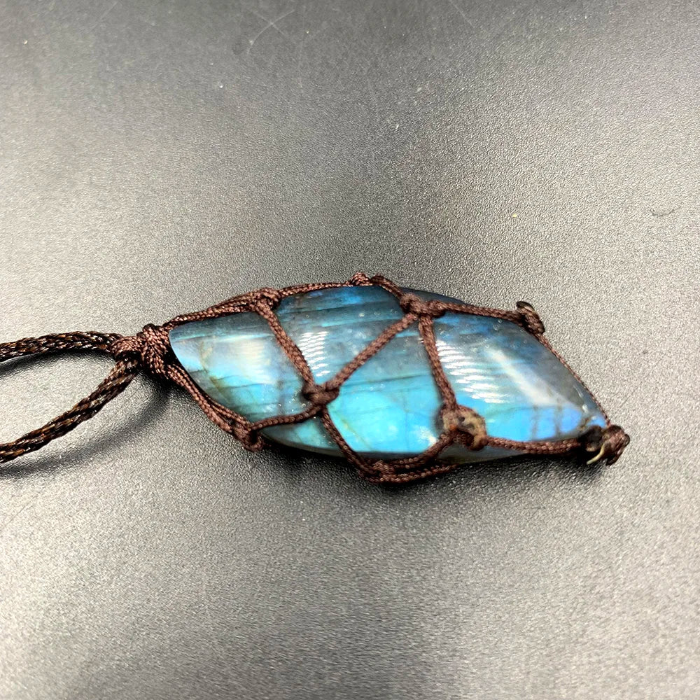 Pendente em macramé pedra labradorite