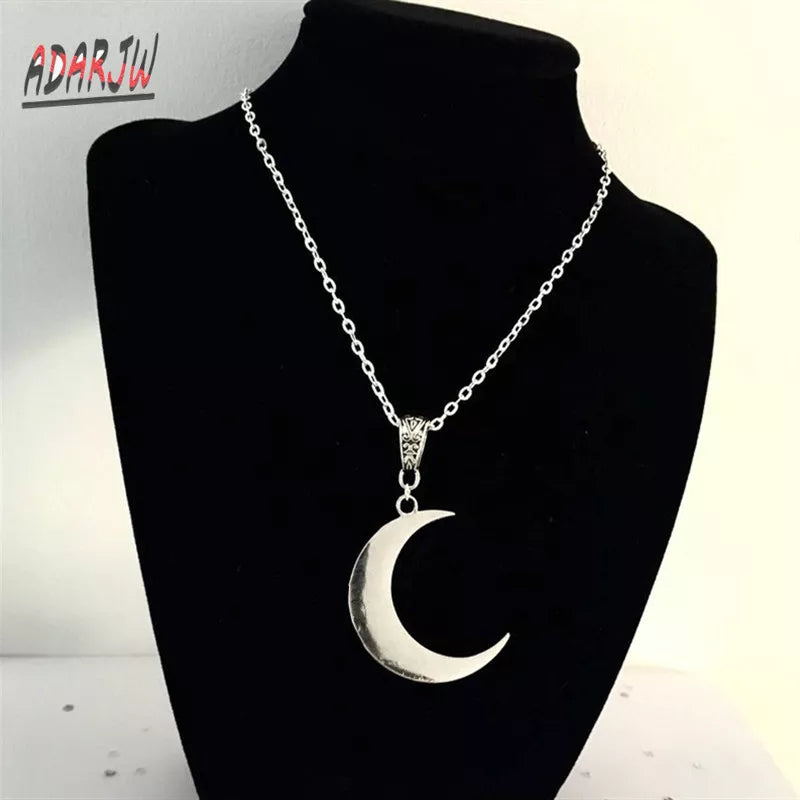 Colar em forma de lua crescente