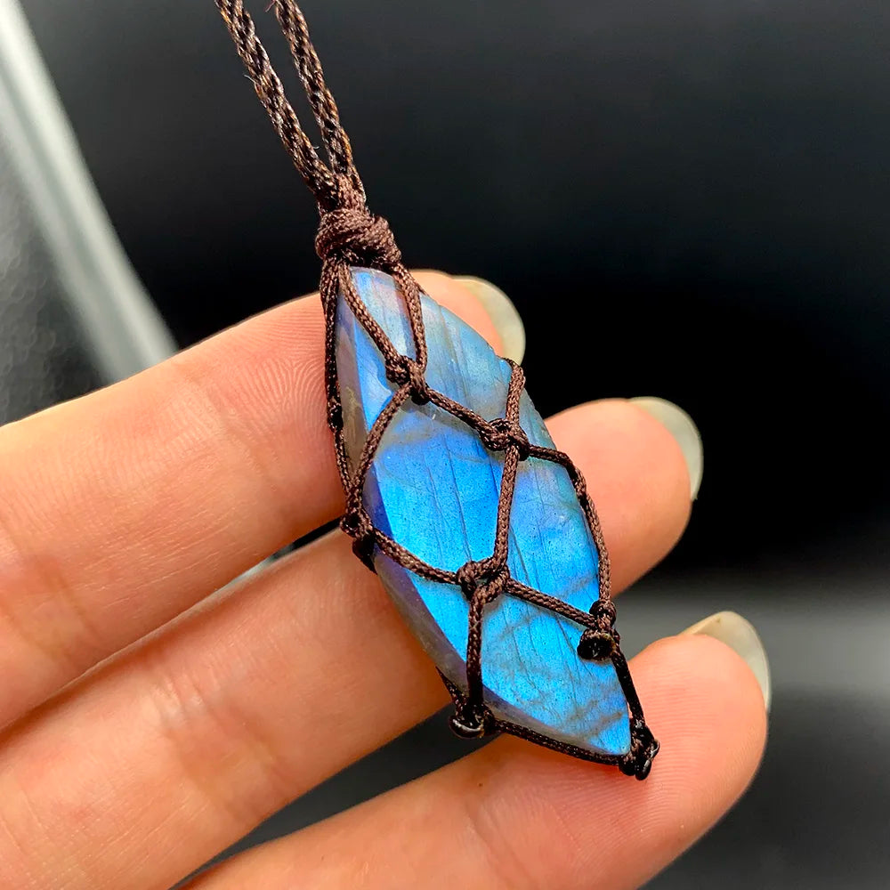 Pendente em macramé pedra labradorite